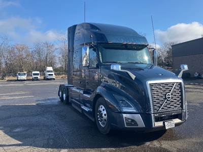Volvo VNL64760 Sleeper Semi Truck - 70" Integral Sleeper, 455HP, 12 Speed Automatic