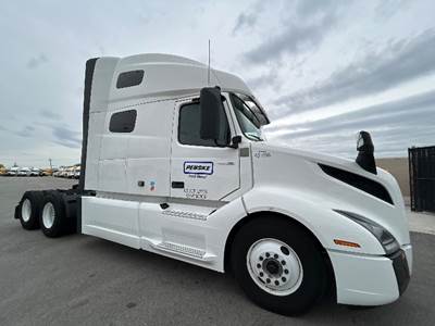 Volvo VNL64760 Sleeper Semi Truck - 70" Integral Sleeper, 455HP, 12 Speed Automatic