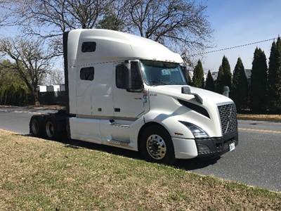 Volvo VNL64760 Sleeper Semi Truck - 70" Integral Sleeper, 455HP, 12 Speed Automatic