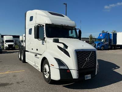 Volvo VNL64760 Sleeper Semi Truck - 70" Integral Sleeper, 455HP, 12 Speed Automatic