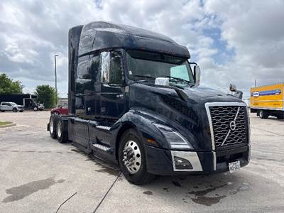 Volvo VNL64760 Sleeper Semi Truck - 70" Integral Sleeper, 455HP, 12 Speed Automatic