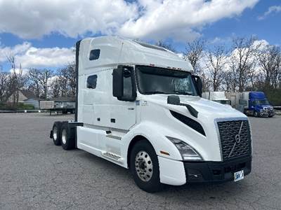 Volvo VNL64760 Sleeper Semi Truck - 70" Integral Sleeper, 455HP, 12 Speed Automatic
