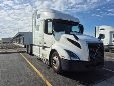 Volvo VNL64760 Sleeper Semi Truck - 70" Integral Sleeper, 455HP, 12 Speed Automatic