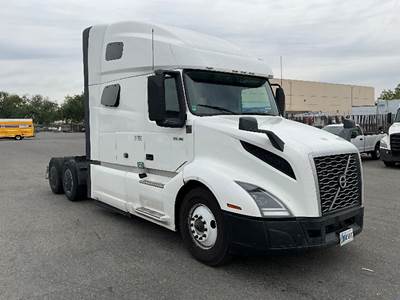 Volvo VNL64760 Sleeper Semi Truck - 70" Integral Sleeper, 455HP, 12 Speed Automatic