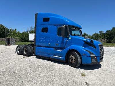 Volvo VNL64760 Sleeper Semi Truck - 70" Integral Sleeper, 425HP, 12 Speed Automatic