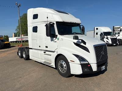 Volvo VNL64760 Sleeper Semi Truck - 70" Integral Sleeper, 455HP, 12 Speed Automatic