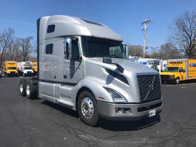 Volvo VNL64760 Sleeper Semi Truck - 70" Integral Sleeper, Cummins 500HP, 10 Speed Manual