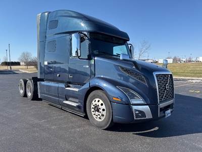 Volvo VNL64760 Sleeper Semi Truck - 70" Integral Sleeper, 455HP, 12 Speed Automatic