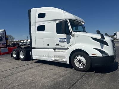 Volvo VNL64760 Sleeper Semi Truck - 70" Integral Sleeper, 455HP, 12 Speed Automatic