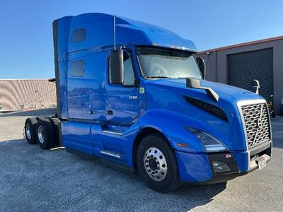 Volvo VNL64760 Sleeper Semi Truck - 70" Integral Sleeper, 455HP, 12 Speed Automatic
