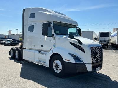 Volvo VNL64760 Sleeper Semi Truck - 70" Integral Sleeper, 455HP, 12 Speed Automatic