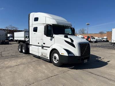 Volvo VNL64760 Sleeper Semi Truck - 70" Integral Sleeper, 455HP, 12 Speed Automatic