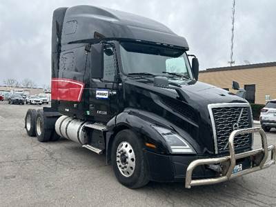 Volvo VNL64760 Sleeper Semi Truck - Integral Sleeper, 435HP, 12 Speed Automatic