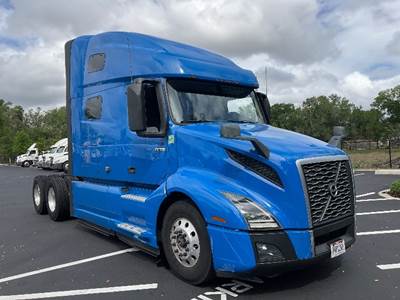 Volvo VNL64760 Sleeper Semi Truck - 70" Integral Sleeper, 425HP, 12 Speed Automatic