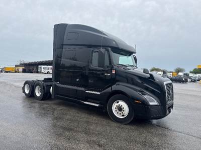 Volvo VNL64760 Sleeper Semi Truck - 70" Integral Sleeper, 455HP, 12 Speed Automatic