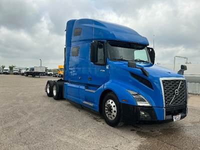 Volvo VNL64760 Sleeper Semi Truck - 70" Integral Sleeper, 425HP, 12 Speed Automatic