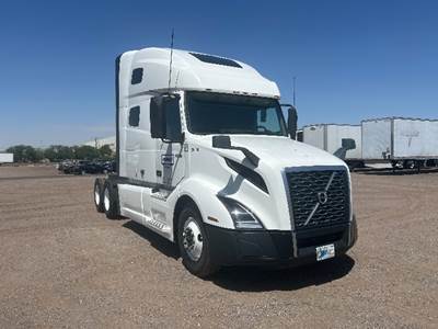 Volvo VNL64760 Sleeper Semi Truck - 70" Integral Sleeper, 455HP, 12 Speed Automatic