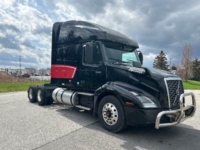 Volvo VNL64760 Sleeper Semi Truck - Integral Sleeper, 435HP, 12 Speed Automatic