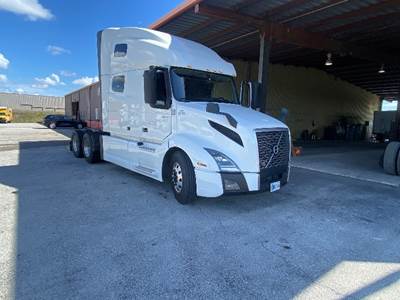 Volvo VNL64760 Sleeper Semi Truck - 70" Integral Sleeper, 455HP, 12 Speed Automatic