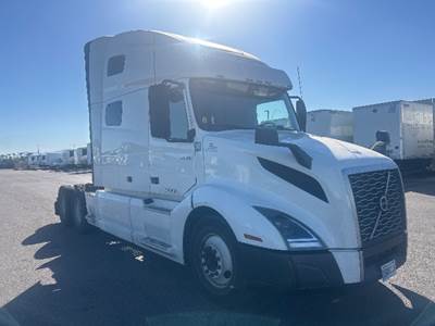 Volvo VNL64760 Sleeper Semi Truck - 70" Integral Sleeper, 455HP, 12 Speed Automatic
