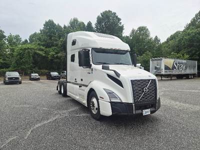 Volvo VNL64760 Sleeper Semi Truck - 70" Integral Sleeper, 455HP, 12 Speed Automatic