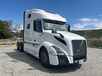 Volvo VNL64760 Sleeper Semi Truck - 70" Integral Sleeper, 455HP, 12 Speed Automatic