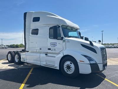 Volvo VNL64760 Sleeper Semi Truck - 70" Integral Sleeper, 455HP, 12 Speed Automatic