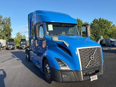 Volvo VNL64760 Sleeper Semi Truck - 70" Integral Sleeper, 455HP, 12 Speed Automatic