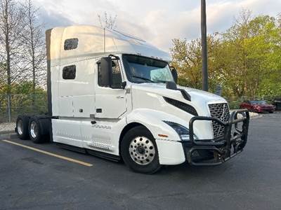Volvo VNL64760 Sleeper Semi Truck - 70" Integral Sleeper, 455HP, 12 Speed Automatic