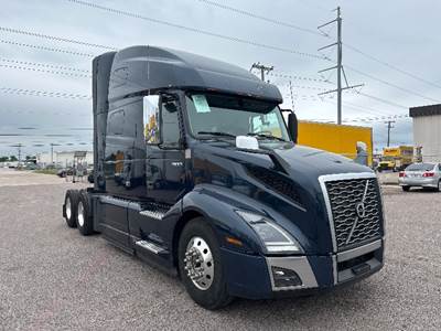 Volvo VNL64760 Sleeper Semi Truck - 70" Integral Sleeper, 455HP, 12 Speed Automatic