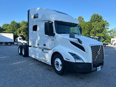 Volvo VNL64760 Sleeper Semi Truck - 70" Integral Sleeper, 455HP, 12 Speed Automatic