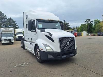 Volvo VNL64760 Sleeper Semi Truck - 70" Integral Sleeper, 405HP, 12 Speed Automatic