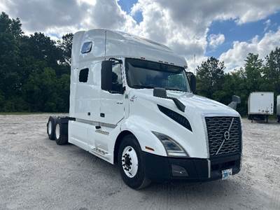 Volvo VNL64760 Sleeper Semi Truck - 70" Integral Sleeper, 455HP, 12 Speed Automatic