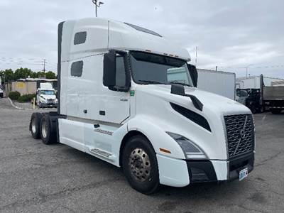 Volvo VNL64760 Sleeper Semi Truck - 70" Integral Sleeper, 455HP, 12 Speed Automatic