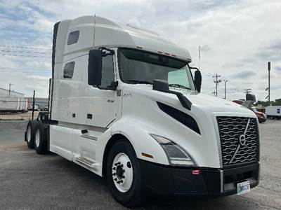 Volvo VNL64760 Sleeper Semi Truck - 70" Integral Sleeper, 455HP, 12 Speed Automatic