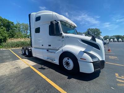 Volvo VNL64760 Sleeper Semi Truck - 70" Integral Sleeper, 455HP, 12 Speed Automatic