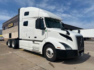 Volvo VNL64760 Sleeper Semi Truck - 70" Integral Sleeper, 455HP, 12 Speed Automatic