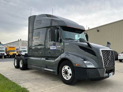 Volvo VNL64760 Sleeper Semi Truck - 70" Integral Sleeper, 455HP, 12 Speed Automatic