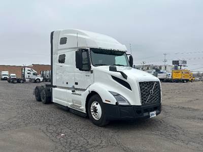 Volvo VNL64760 Sleeper Semi Truck - 70" Integral Sleeper, 455HP, 12 Speed Automatic