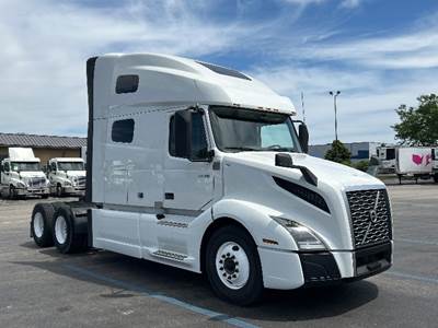 Volvo VNL64760 Sleeper Semi Truck - 70" Integral Sleeper, 455HP, 12 Speed Automatic
