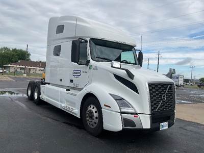Volvo VNL64760 Sleeper Semi Truck - 70" Integral Sleeper, 455HP, 12 Speed Automatic