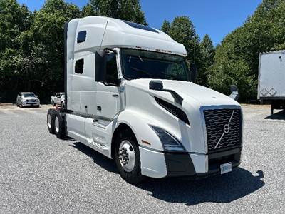 Volvo VNL64760 Sleeper Semi Truck - 70" Integral Sleeper, 455HP, 12 Speed Automatic