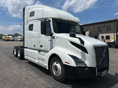 Volvo VNL64760 Sleeper Semi Truck - 70" Integral Sleeper, 455HP, 12 Speed Automatic