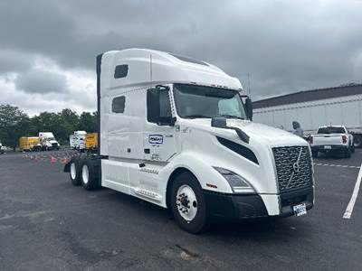 Volvo VNL64760 Sleeper Semi Truck - 70" Integral Sleeper, 455HP, 12 Speed Automatic