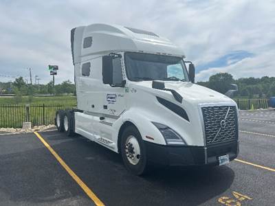 Volvo VNL64760 Sleeper Semi Truck - 70" Integral Sleeper, 455HP, 12 Speed Automatic