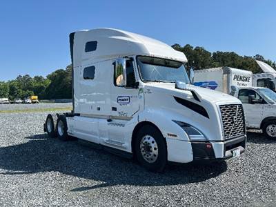 Volvo VNL64760 Sleeper Semi Truck - 70" Integral Sleeper, 455HP, 12 Speed Automatic