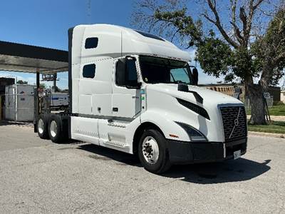 Volvo VNL64760 Sleeper Semi Truck - 70" Integral Sleeper, 455HP, 12 Speed Automatic