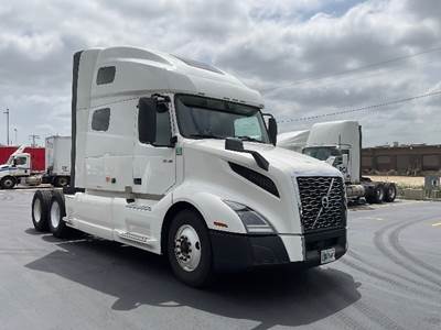 Volvo VNL64760 Sleeper Semi Truck - 70" Integral Sleeper, 425HP, 12 Speed Automatic