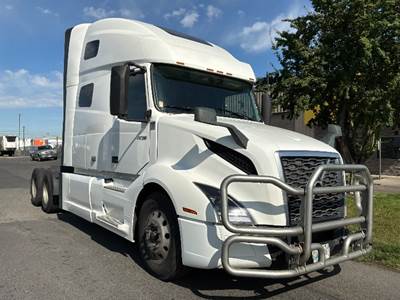 Volvo VNL64760 Sleeper Semi Truck - 70" Integral Sleeper, 455HP, 12 Speed Automatic