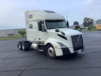 Volvo VNL64760 Sleeper Semi Truck - 70" Integral Sleeper, 455HP, 12 Speed Automatic